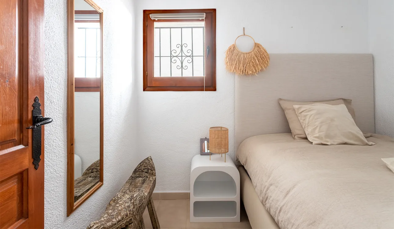 Slaapkamer met twijfelaar Casa El Portet